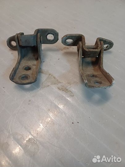 Петли дверные передний левый на Toyota Corolla 97г