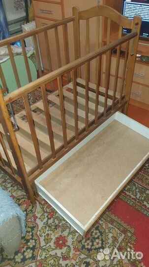 Детская кроватка с маятником и ящиком