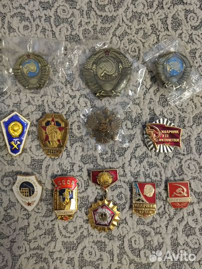 Значок Герб СССР, Герб России и значки из СССР