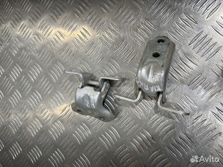 Петля двери Kia Rio 3