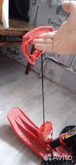 Детский снегокат с ручкой и колесами