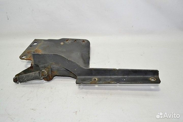 Петля нижней решетки радиатора, левая scania P-ser