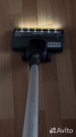 Вертикальный беспроводной пылесос redmond