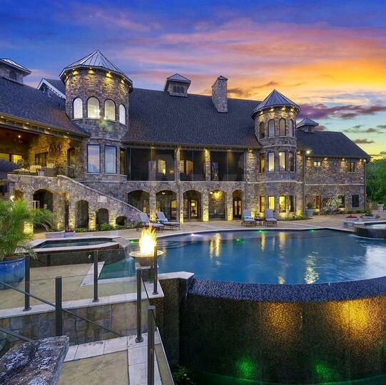 Дом 930 м² на участке 14 сот.