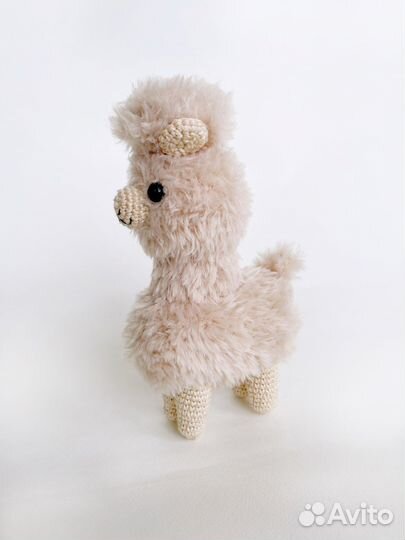 Вязаная игрушка Альпака