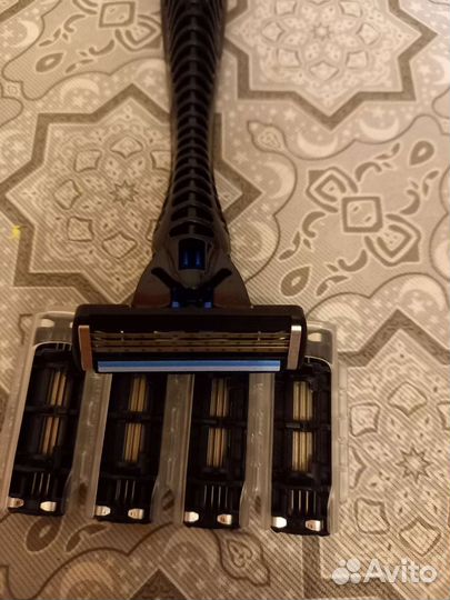 Бритвенный станок с запасками