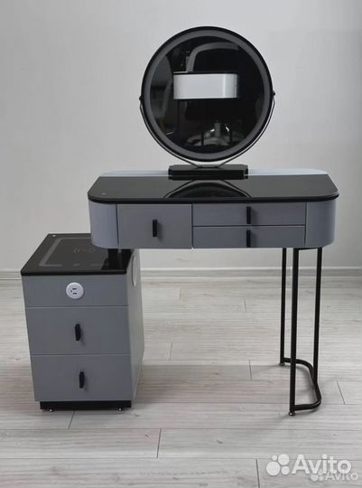 Туалетный столик. Столик с зеркалом и подсветкой