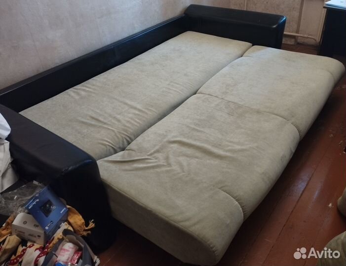 Диван раскладной, кожаные подлокотники