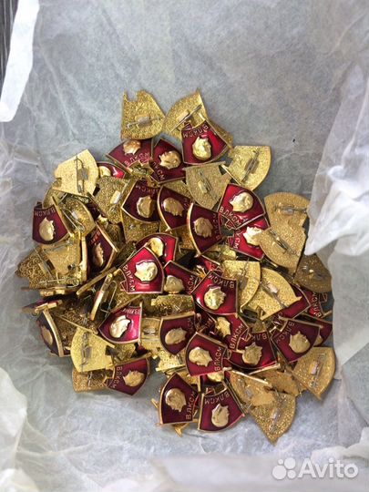 Продаю значки комсомольской организации