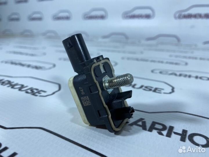 Датчик удара передний правый Volkswagen Touareg NF