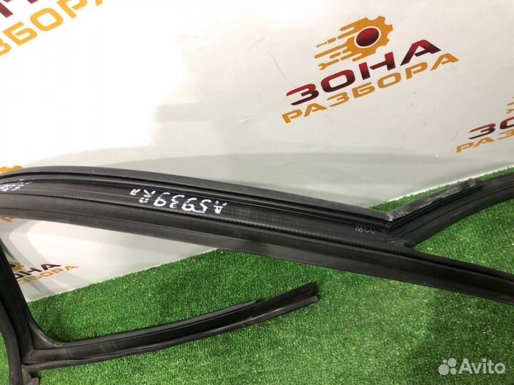 Направляющая стекла двери передняя правая Audi A4