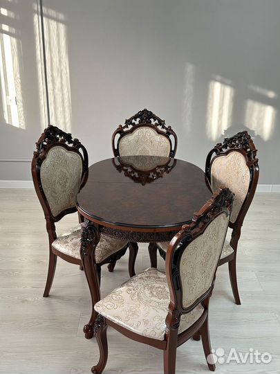 Стол со стульями