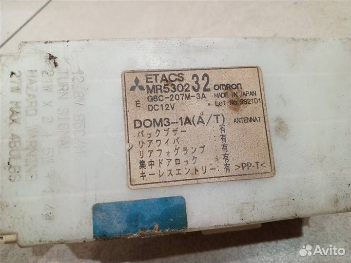 Блок предохранителей салонный Mitsubishi Pajero i