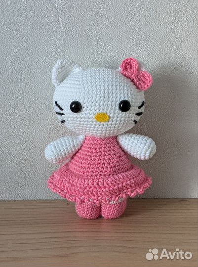 Hello kitty игрушка вязаная