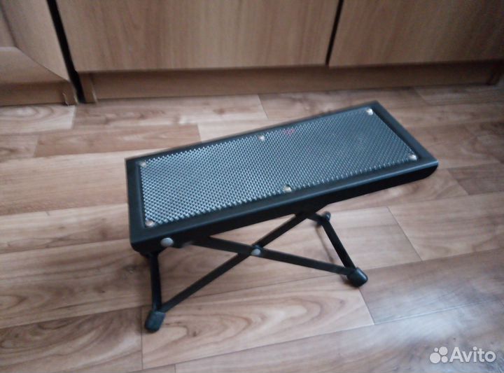 Складная подставка для ноги гитаристу