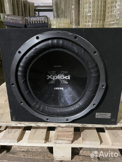 Сабвуфер и усилитель в автомобиль