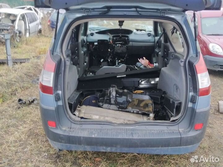 Задний стоп Рено Гранд Сценик