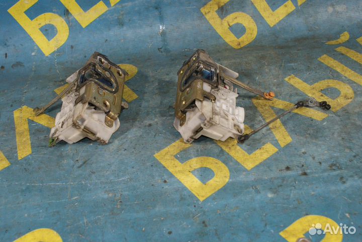 Задний замок двери Toyota Avensis