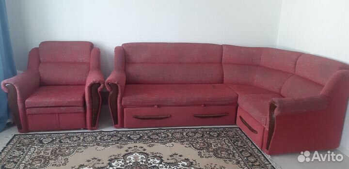 Угловой диван и кресло