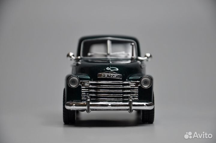 Модель автомобиля Chevrolet Suburban 1950 металл