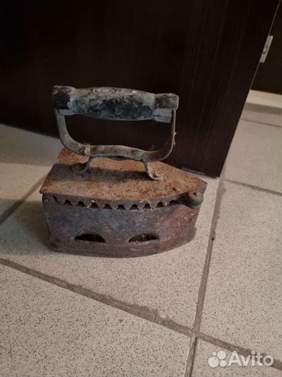 Старинный угольный чугунный утюг
