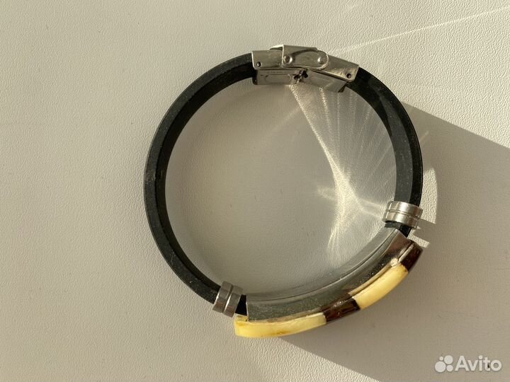 Браслет с янтарем из каучука