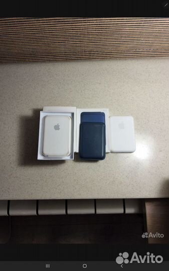 Чехлы и зарядное на iPhone