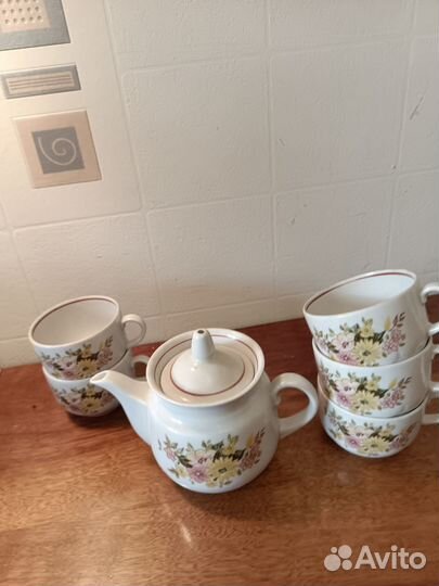 Заварочный чайник и бокалы