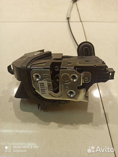 Замок двери (передний, левый) (Kia K5 III)