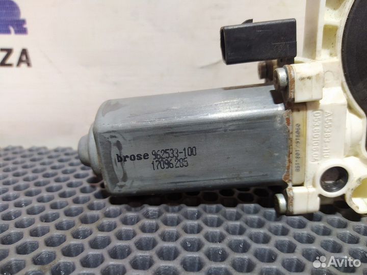 Моторчик стеклоподъемника правый