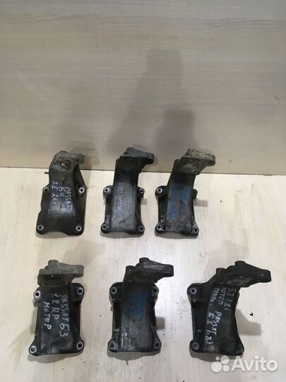 Кронштейн двигателя правый Пассат Б3 357199354