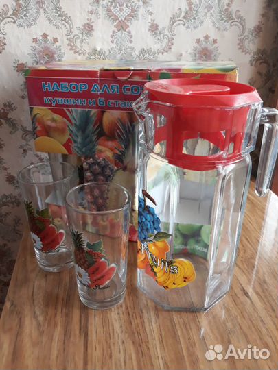Набор стаканов и кувшин