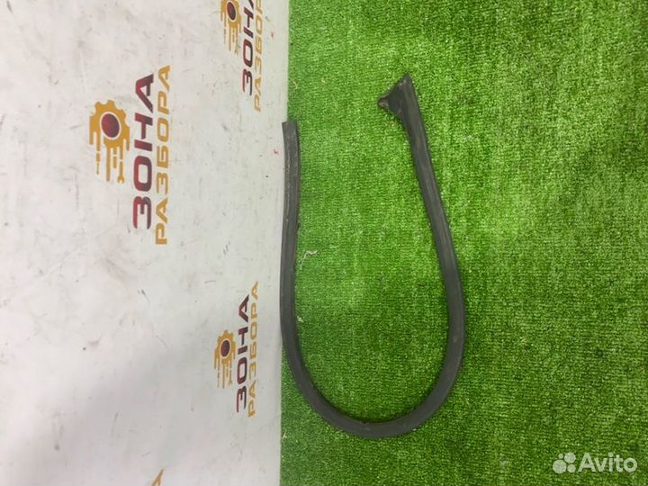 Уплотнитель двери передний правый Volkswagen Golf