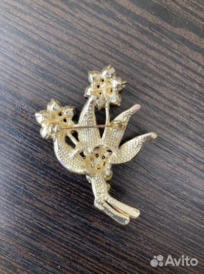 Брошка женская