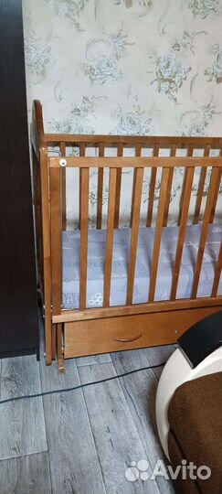 Детская кроватка с маятником и ящиком