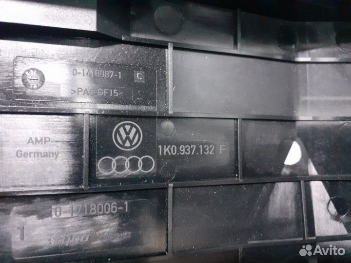 Крышка блока предохранителей Volkswagen Tiguan