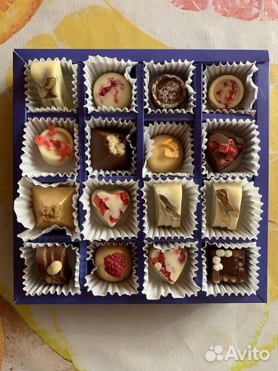 Шоколадные конфеты ручной работы, бананы, клубника