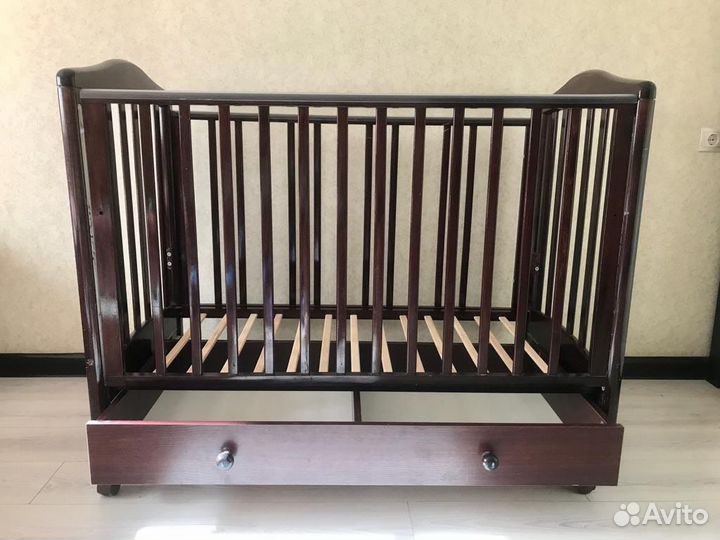 Детская кроватка, с маятником, до 3 лет