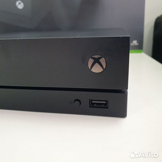 Xbox One X 1000GB с комплектом