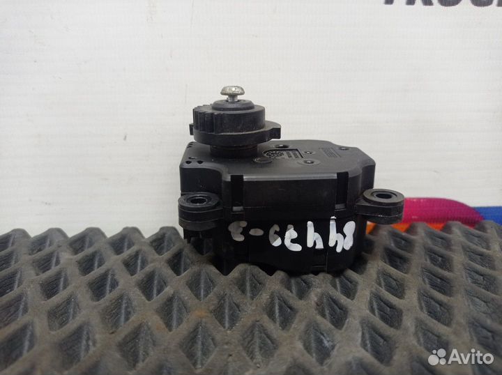 20443812 Моторчик заслонки отопителя