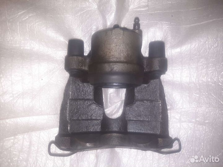 Передний правый суппорт Mazda 3/5 Ford Focus 2/3