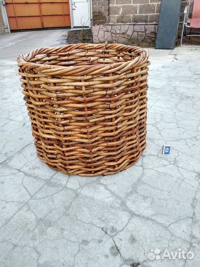 Большая корзина из ротанга