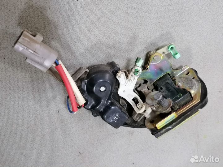 Замок двери задней левой Toyota Corona ST190 1994