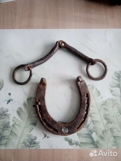 Подкова и удила на панно