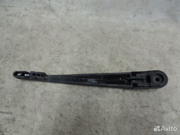 Поводок стеклоочистителя задний Mitsubishi Pajero