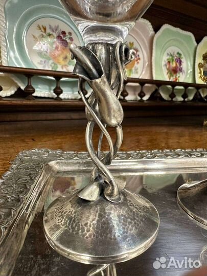 Хрустальные бокалы на серебряной ножке