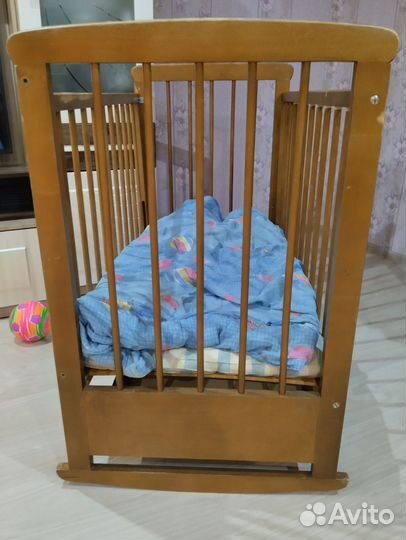 Детская кроватка с маятником