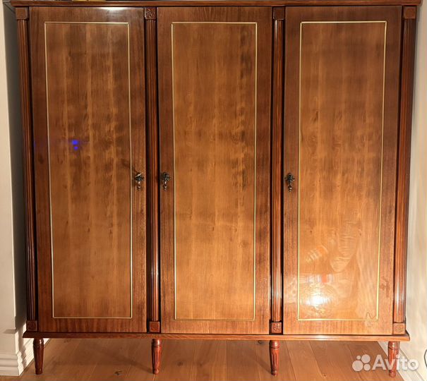 Шкаф платяной