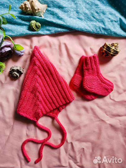 Комплект чепчик и носочки вязаные