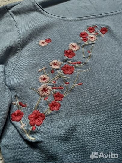 Голубой джемпер с вышивкой сакуры 